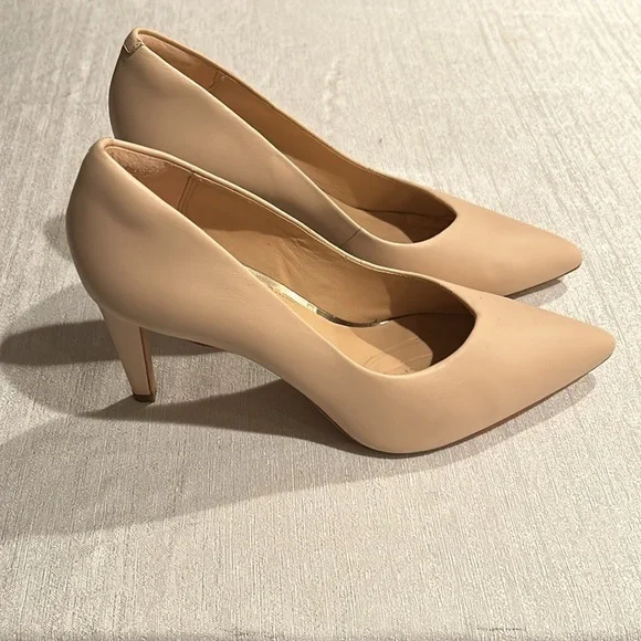 Clarks Nude Pointed Toe Pumps - Picture 4 of 7